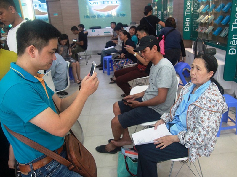 Sợ bị khóa SIM, khách hàng lại rồng rắn bổ sung ảnh